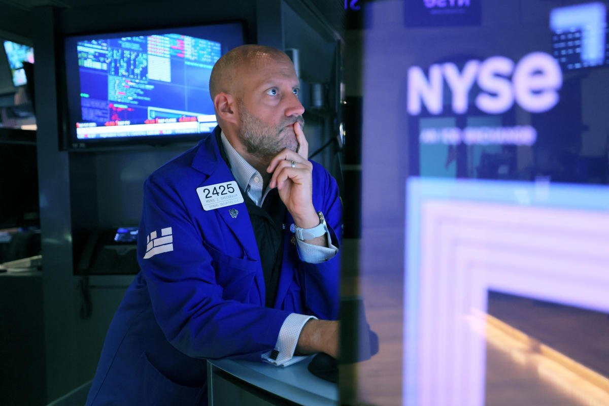 Stocks Creep Back to End a Rough Week on a Mixed Note: Stock Market News Today