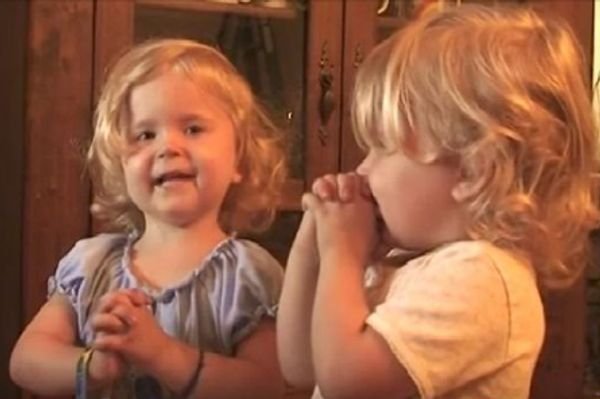 Daddy is teaching his twin girls to pray - Viral